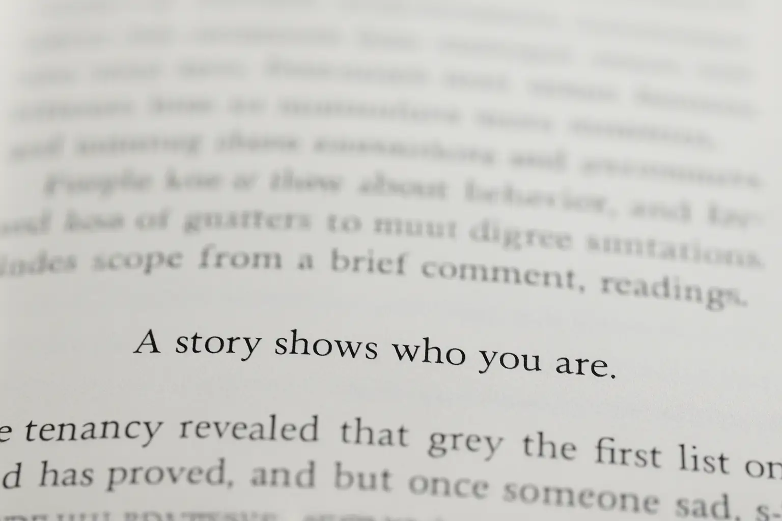 Imagen del texto impreso: "Una historia muestra quién eres": por qué tu historia es más importante que tu SEO.